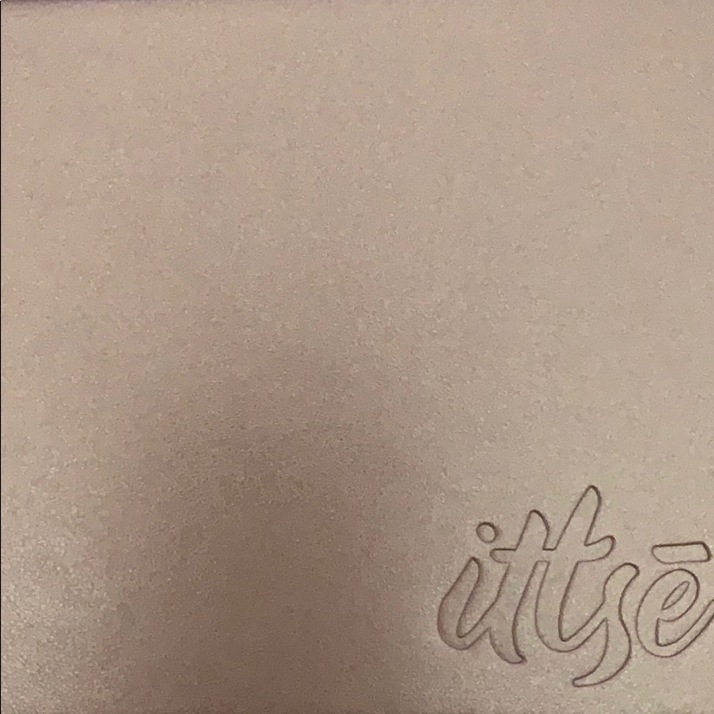 Makeup - Picture 2 of 3